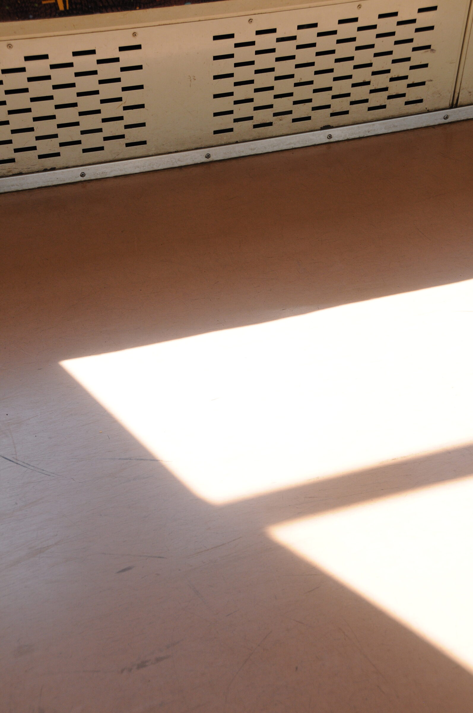 車窓を流れる緑の木々